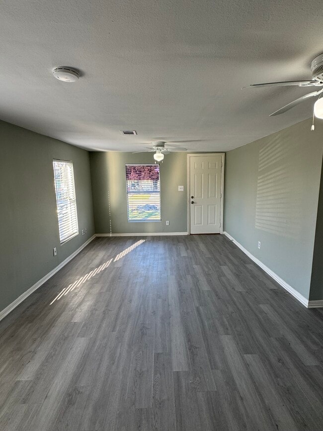 Photo - 105 N Avenue D