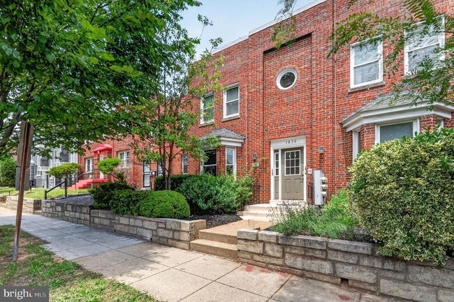 Building Photo - 1836 Independence Ave SE Unit 3