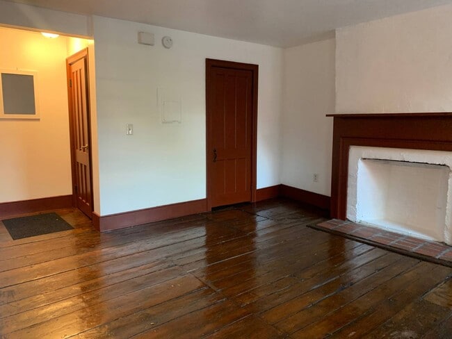 Photo - 32 N College St