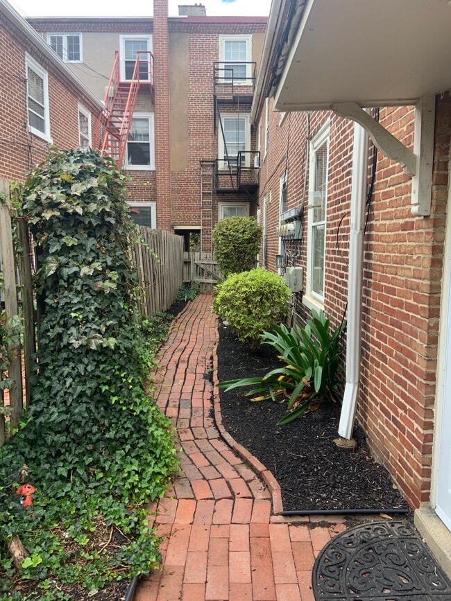 Walkway to Rear Shared Yard - 314 W Miner St Unit 1