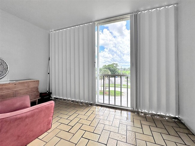 Photo - 1005 Country Club Dr Unidad 404