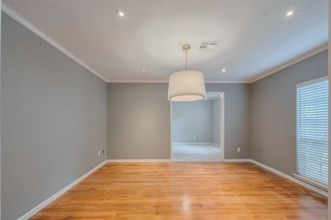 Photo - 927 Carlingford Ln