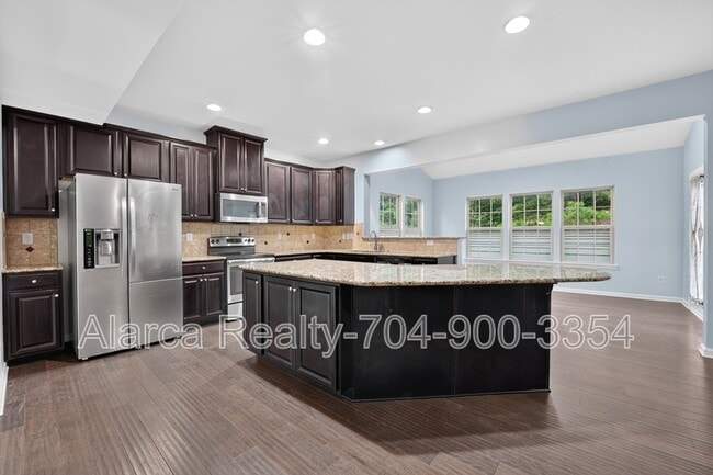 Photo - 5804 Selkirkshire Rd