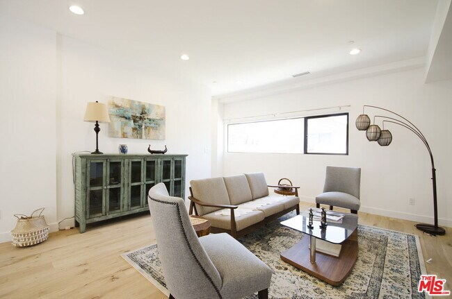 Photo - 860 S Wilton Pl