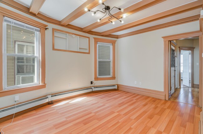 Building Photo - 27 Romaine Ave