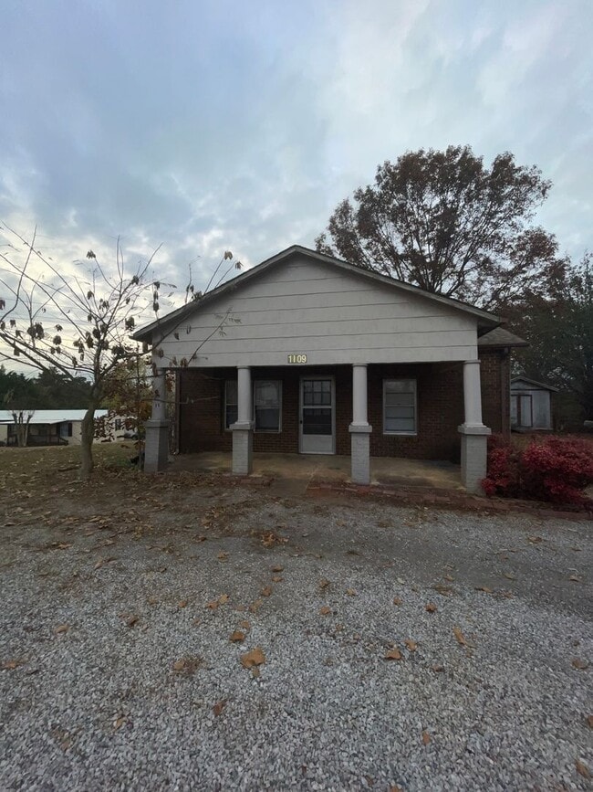 Building Photo - Evergreen Community Unit 1109 Alexandria Road SW