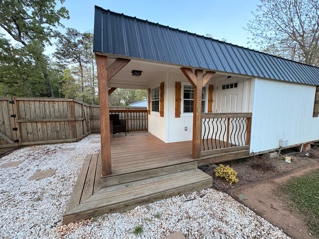 Building Photo - Private 1-Bedroom Cottage