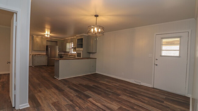 Photo - 725 Carlton St