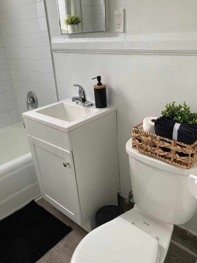 Photo - 1554-1574 Bathurst St