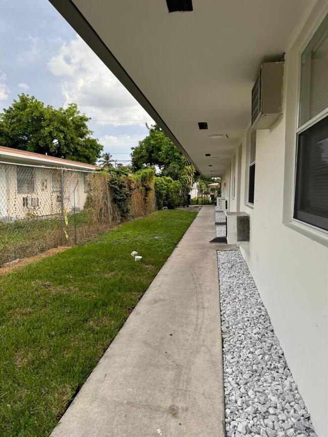 Building Photo - 15941 NE 18th Pl Unit 2