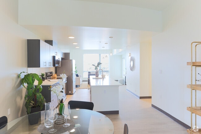 2BD, 2BA - Sala de estar de 1072SF - Monterey Place