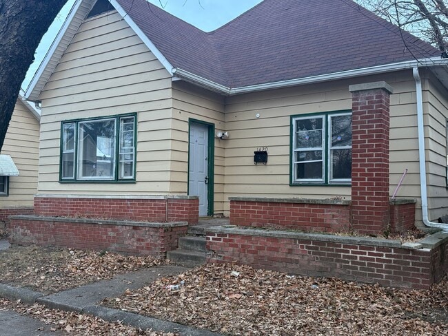 Building Photo - Large 3 Bedroom House - Pets Welcome!!