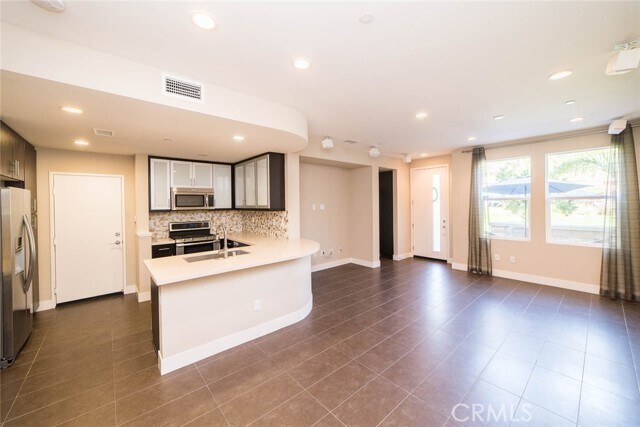 11 Empire Dr