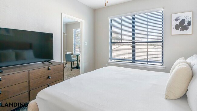Photo - 2500 Woodland Park Dr Unidad E202