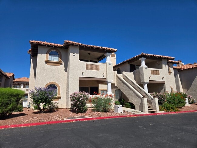 Building Photo - A Gorgeous 2 Bedroom, 2 Bathroom Condo Centrally Located.