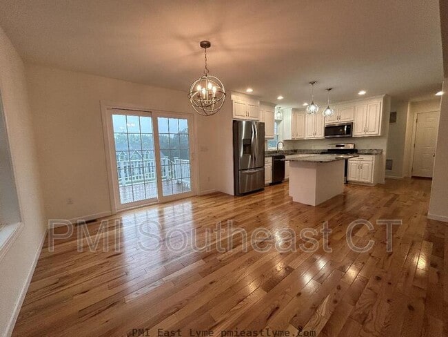 Photo - 23 Quakertown Mdws