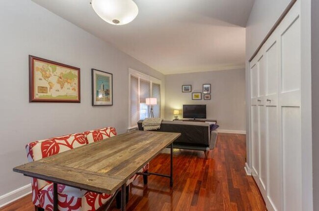 807 W Belle Plaine Ave