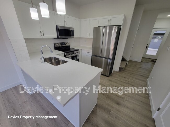 Photo - 2710-2766 66 St SW