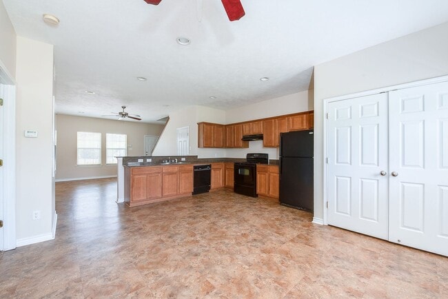 Photo - 3 Bed + 3 Bath - Spacious Townhome Unit RR143