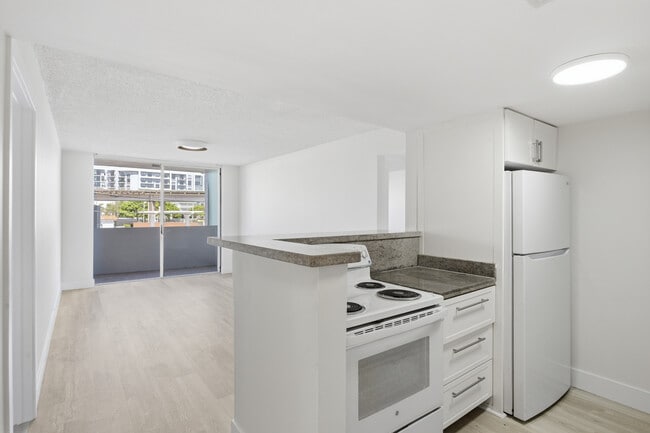 Building Photo - 1010 NW 11th St Unit 206