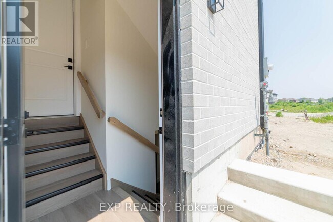 Photo - 266 Hesselman Cres