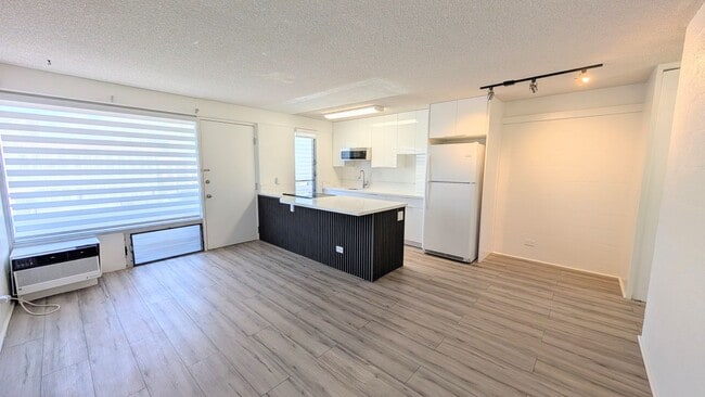 Building Photo - Beautifully Renovated 1/1/1 at Kalakaua Sands Unit 702