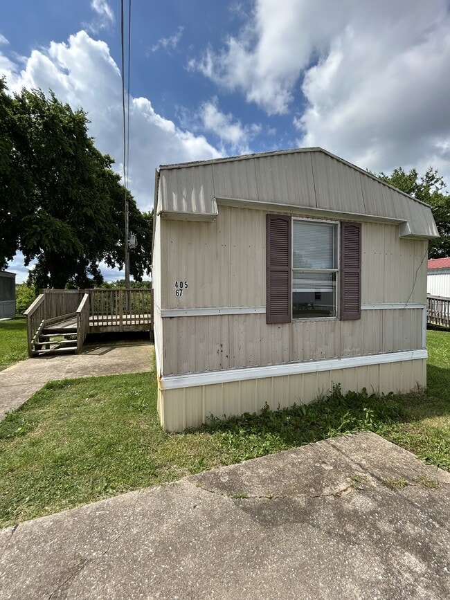 Building Photo - 405 Debby St