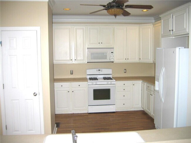 Photo - 1074 Pine Grove Ave NE