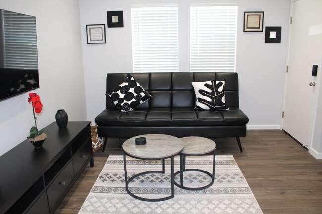 Photo - 7905 Farnell Way