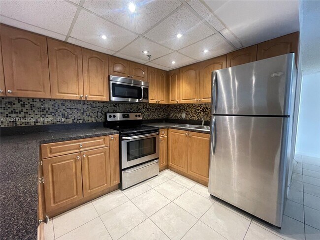 Building Photo - 10641 SW 108th Ave Unit 2I Rental