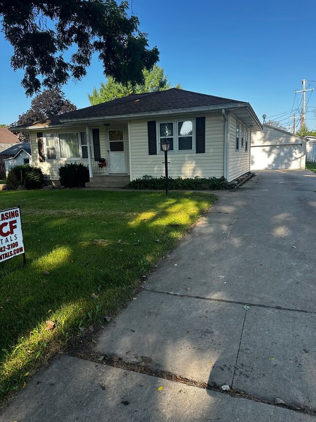 Building Photo - Quality 2 Bedroom 1 Bathroom Home with Garage