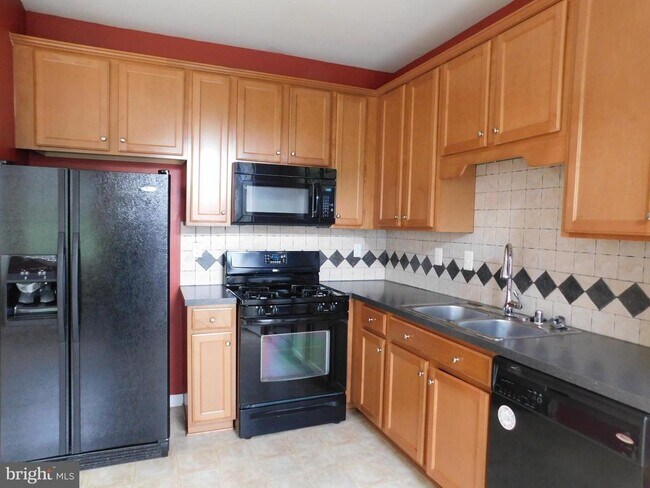 Photo - 402 Kintyre Ln