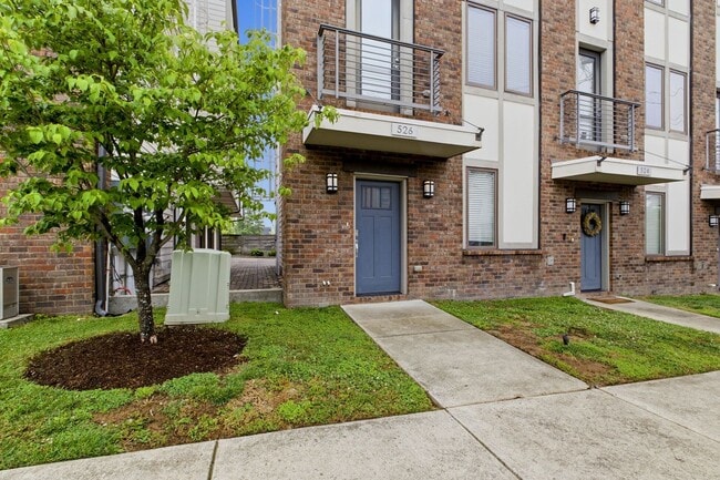 Building Photo - Modern 2 Bedroom Townhouse