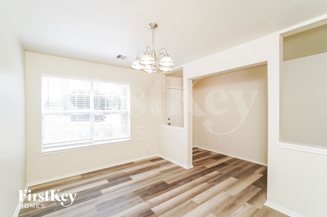 Photo - 4911 Viking Coral