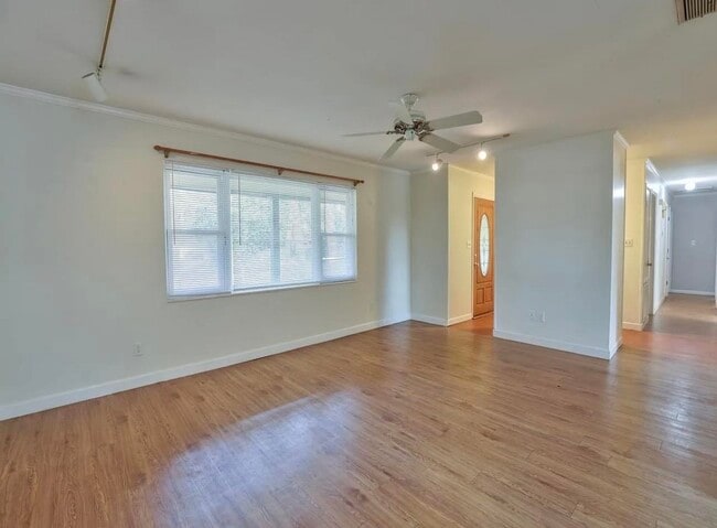 Photo - 2093 Greenwood Dr