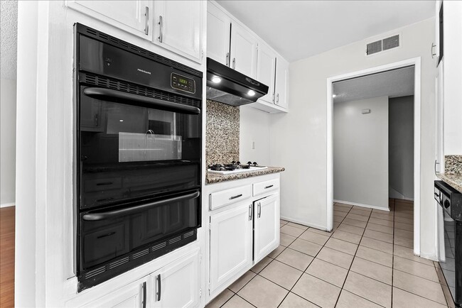 Photo - 1145 Thompson Ave Unit 02