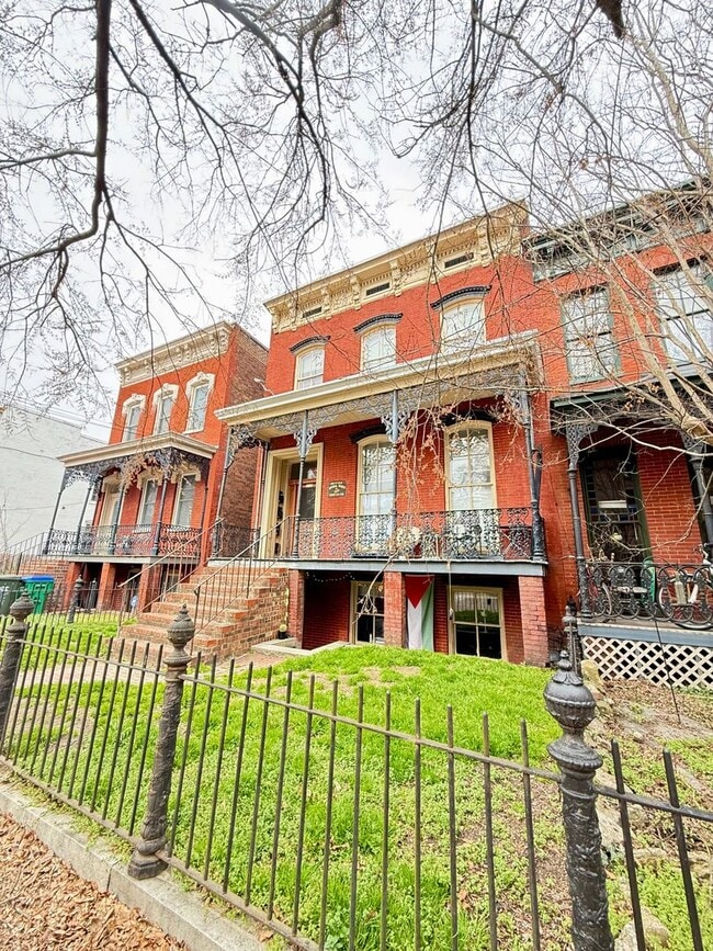 Building Photo - Spacious 3 bed 1 bath Near VCU, own laundry, deck, parking, porch Unit C #3