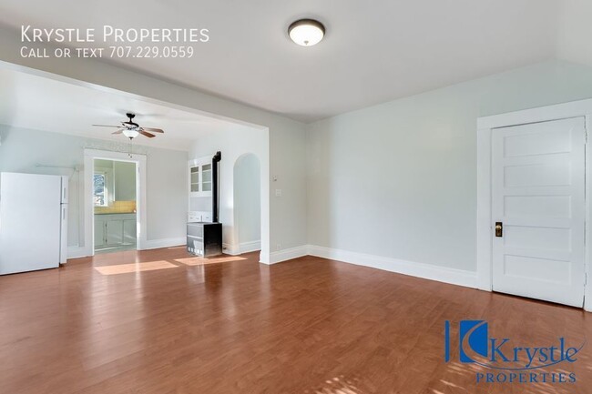 Newly Remodeled Adorable Upper Level Apart... - Newly Remodeled Adorable Upper Level Apart... Apartment