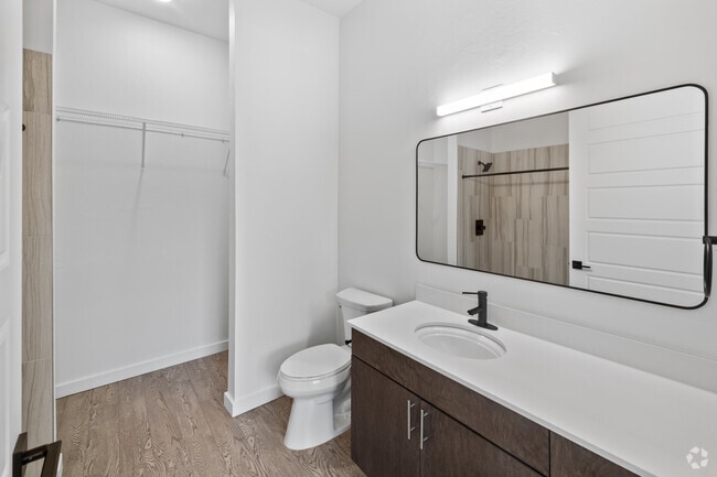 2E - 2BR, 2BA - 950SF - Primary Bathroom
