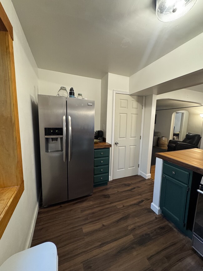Kitchen - 3903 Kirkup Ave Unit Downstairs