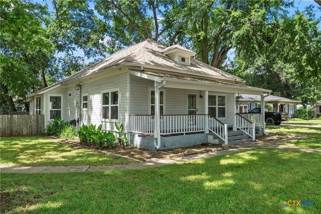 Photo - 407 E 7th St