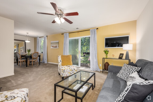 1BR, 1BA - 1,032SF - Living Room