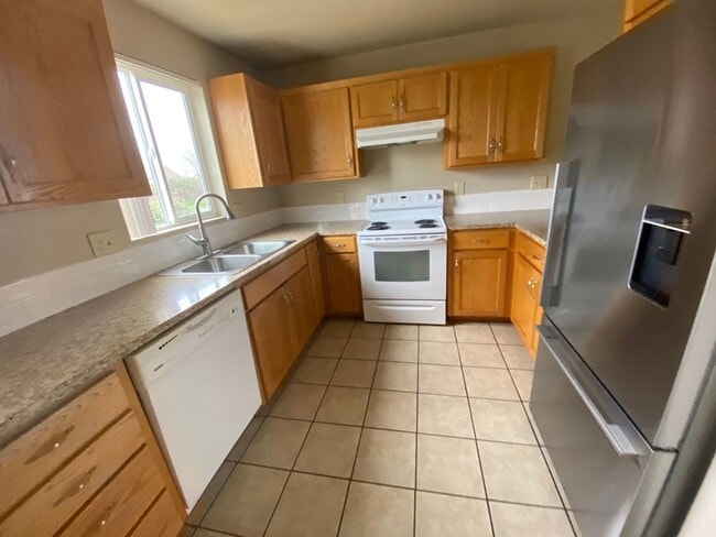 Photo - large 3 Bedroom 2.5 Bath Springfield duplex Unit 4164 Glacier View