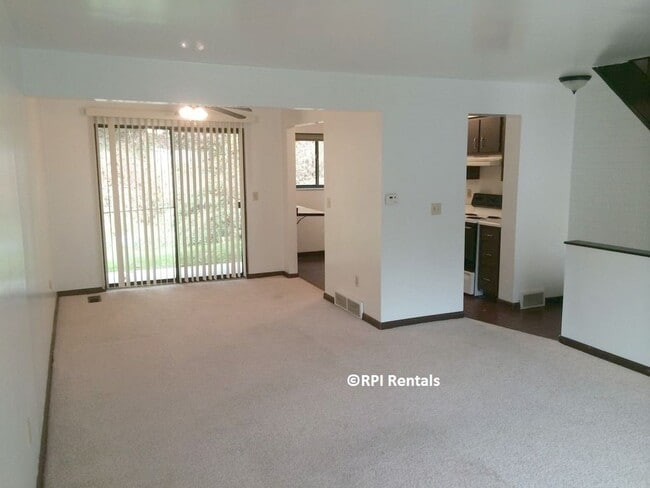Building Photo - Shaler 2 Bedroom Townhouse