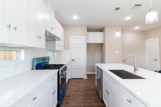 Photo - 3555 Noah St