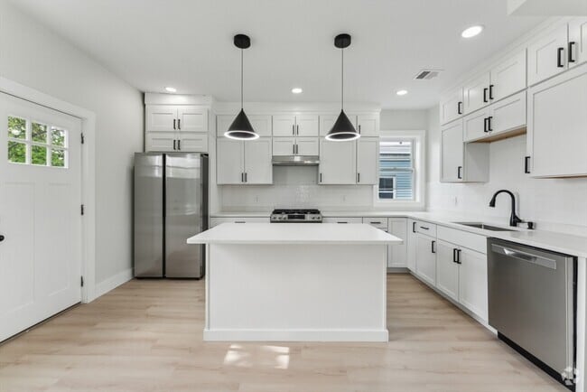 Building Photo - 47 Brackett St Unit 2 Rental