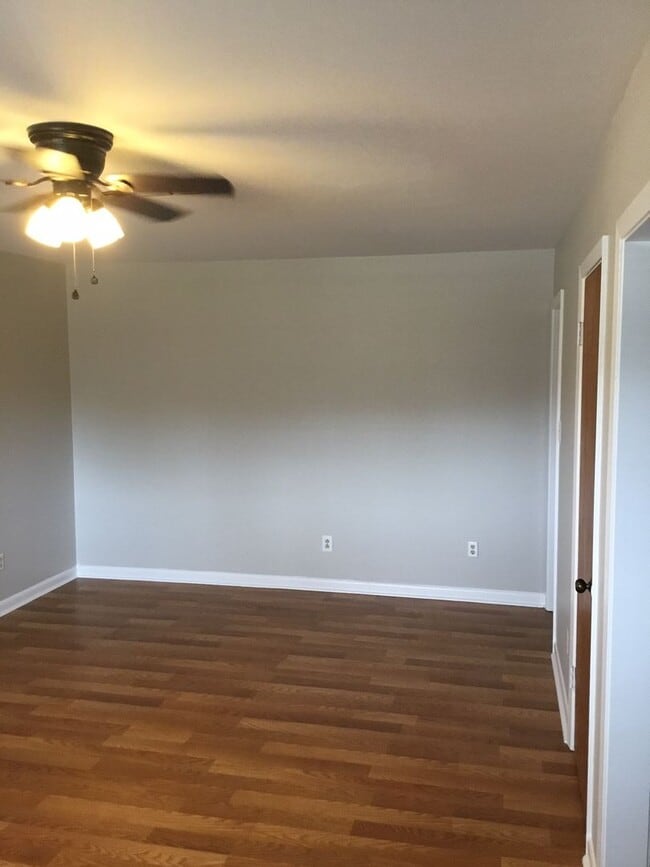 Photo - 3/1.5 SOUTHERN HILLS/RIDGEWOOD. FRESH PAINT. NICE. CLEAN.
