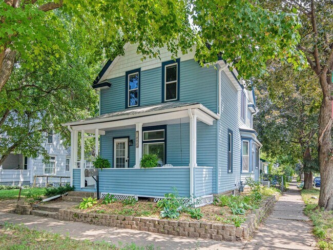 Photo - 1002 Oxford St N