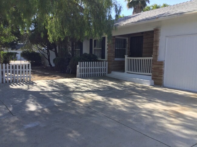 Photo - 20957 Community St