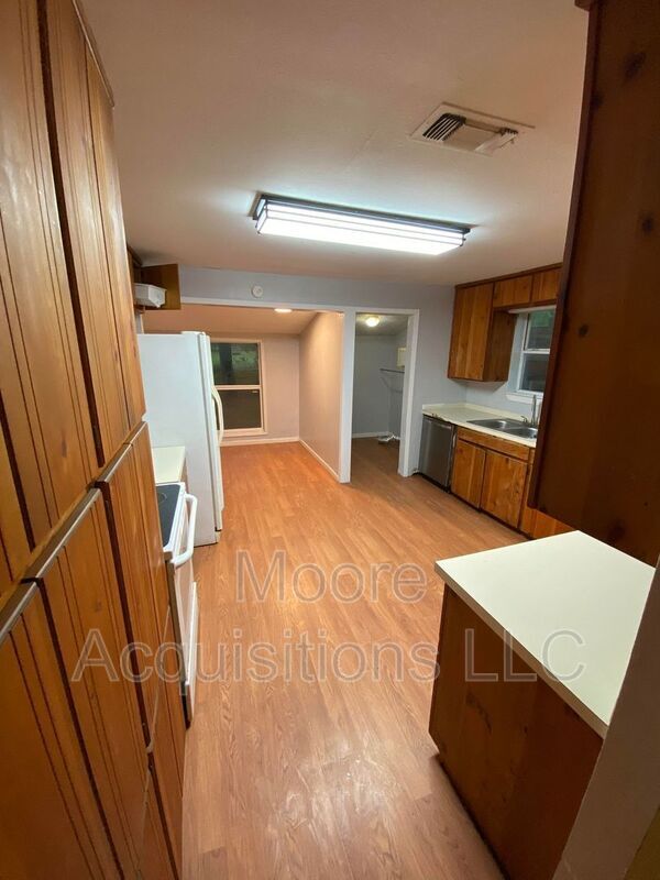 Photo - 810 W Day St